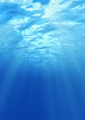 水面から差し込む光