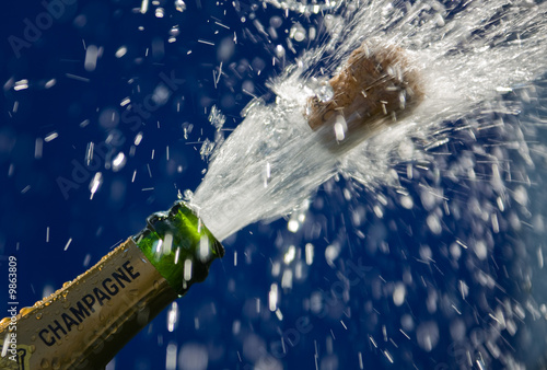 Photo: Knallender Korken einer geöffnete Champagner Flasche Knallender Korken einer geöffnete Champagner Flasche