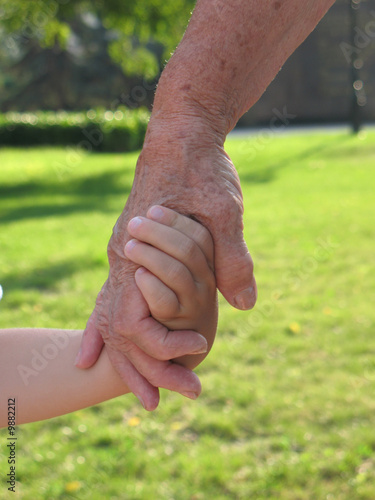 Foto: child and grandmother holding hands child and grandmother holding hands