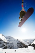 Snowboardzista – megaskoki na tle nieba
