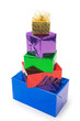 eine bunte geschenkpyramide vor weissem hintergrund