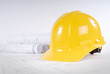 Foto: Yellow hard hat and blueprints in a construction concept Yellow hard hat and blueprints in a construction concept
