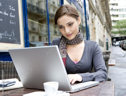 Foto: A young attractive woman surfing online A young attractive woman surfing online