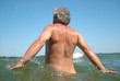 grauhaariger Mann im Wasser