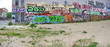 Mur recouvert de graffitis et terrain vague, Berlin, Allemagne.