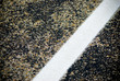 ligne blanche en perspective sur fond de macadam noir