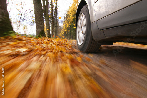 Foto: Car driving on country road. Car driving on country road.