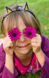 petite fille avec des yeux en fleur