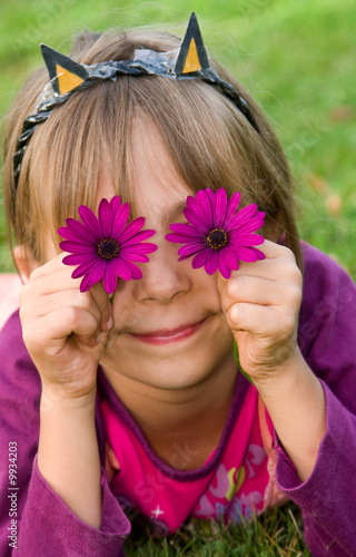 Photo: petite fille avec des yeux en fleur petite fille avec des yeux en fleur