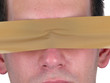 Mann hat mit Klebeband die Augen verdeckt.
