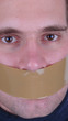 Klebeband klebt auf dem Mund eines Mannes.