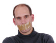 Mann hat Mund mit Klebeband verschlossen.
