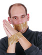 Mann ist mit Klebeband gefesselt und geknebelt.