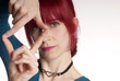 junge .Frau halten Finger als Rahmen vor Gesicht