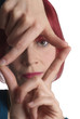 junge .Frau halten Finger als Rahmen vor Gesicht