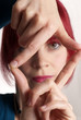 junge .Frau halten Finger als Rahmen vor Gesicht