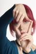 junge .Frau halten Finger als Rahmen vor Gesicht
