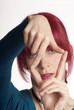 junge .Frau halten Finger als Rahmen vor Gesicht