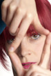 junge .Frau halten Finger als Rahmen vor Gesicht