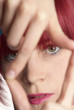 junge .Frau halten Finger als Rahmen vor Gesicht