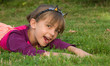 Photo: petite fille dans l'herbe déguisée en chat petite fille dans l'herbe déguisée en chat