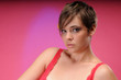 Foto: Lovely young woman with short brown hair in red lingerie Lovely young woman with short brown hair in red lingerie