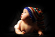 Bebe de 6 mois avec chapeau tricoté