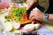 Picando verduras en tabla