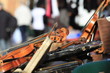 Violons dans une brocante de Paris