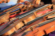 Violons dans une brocante