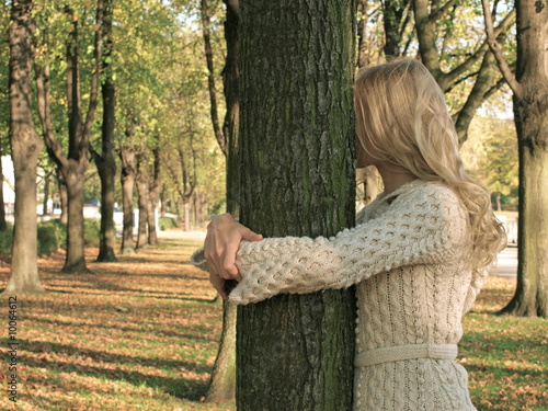 Foto: Die Blonde Frau und der Baum Die Blonde Frau und der Baum