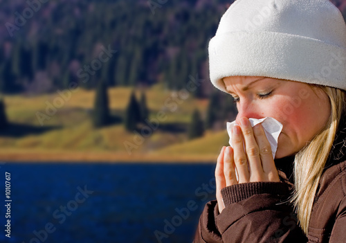 Foto: Female with red nose fighting a cold Female with red nose fighting a cold