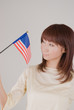 Photo: アメリカ国旗を持つ女性 アメリカ国旗を持つ女性