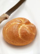 Brötchen und Brotmesser Brötchen und Brotmesser