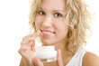 Blonde Frau cremt sich die Lippen an