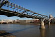 Millenium bridge et cathédrale St Paul à Londres
