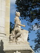 Statue de femme en pierre blanche, Paris.