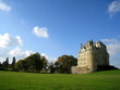 chateau au milieu de la pelouse chateau au milieu de la pelouse