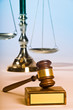 Foto: Wooden justice gavel and block with brass Wooden justice gavel and block with brass