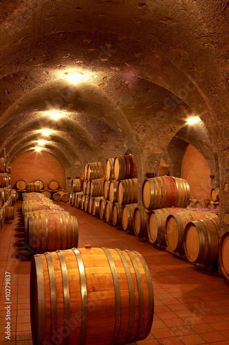 Foto: Weinkeller,Rotwein im Barrique Faß ausgebaut,Toskana,Italien Weinkeller,Rotwein im Barrique Faß ausgebaut,Toskana,Italien