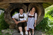 Brautpaar im Baumstamm