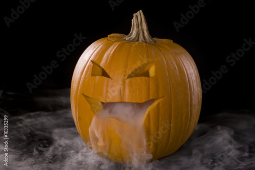 Foto: Jack-o-Lantern with mist pouring from it's mouth Jack-o-Lantern with mist pouring from it's mouth