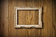 Foto: Blank vintage picture frame on a wooden wall. Blank vintage picture frame on a wooden wall.