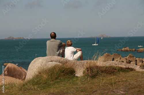 Foto: Vater und Sohn an der Rosagranitsteinküste Vater und Sohn an der Rosagranitsteinküste