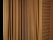 Livre entrouvert sur la tranche