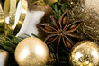 Weihnachtsdeko in Gold mit Anisstern