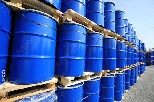 Photo: barils bleus stockés barils bleus stockés