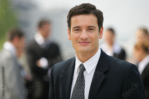 Portrait d'un jeune homme d'affaires