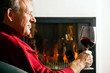 Mann trinkt Rotwein