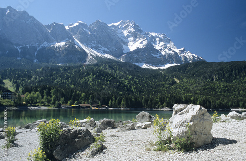 Foto: Eibsee with Zugspitze in the background, Bavaria, Germany Eibsee with Zugspitze in the background, Bavaria, Germany